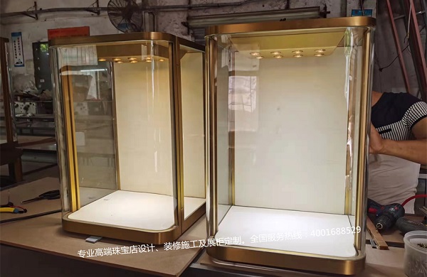 制作珠宝展柜要用超白玻璃的原因你知道吗？